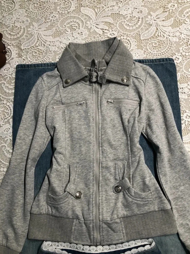 เสื้อสเวตเชิ้ตสไตล์ฮาราจูกุสีเทาสำหรับผู้หญิง รุ่นใหม่ต้นฤดูใบไม้ร่วง แขนยาว สไตล์ Y2K สตรีทแวร์ พังก์ คอตั้ง