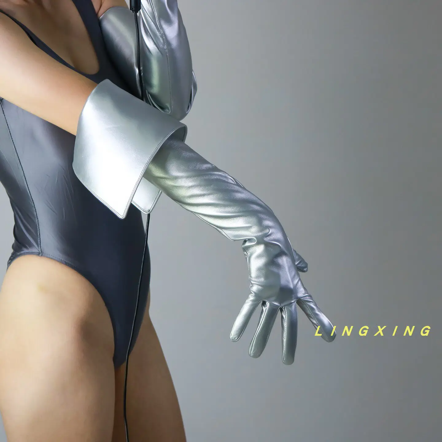26 Zoll (65 cm) lange Handschuhe aus Kunstleder, PU, Latex, weiß, extra tief geschnitten, umklappbar, im Cyberpunk-Stil, Armstulpen, sexy Damen-Fäustlinge – Detail 5
