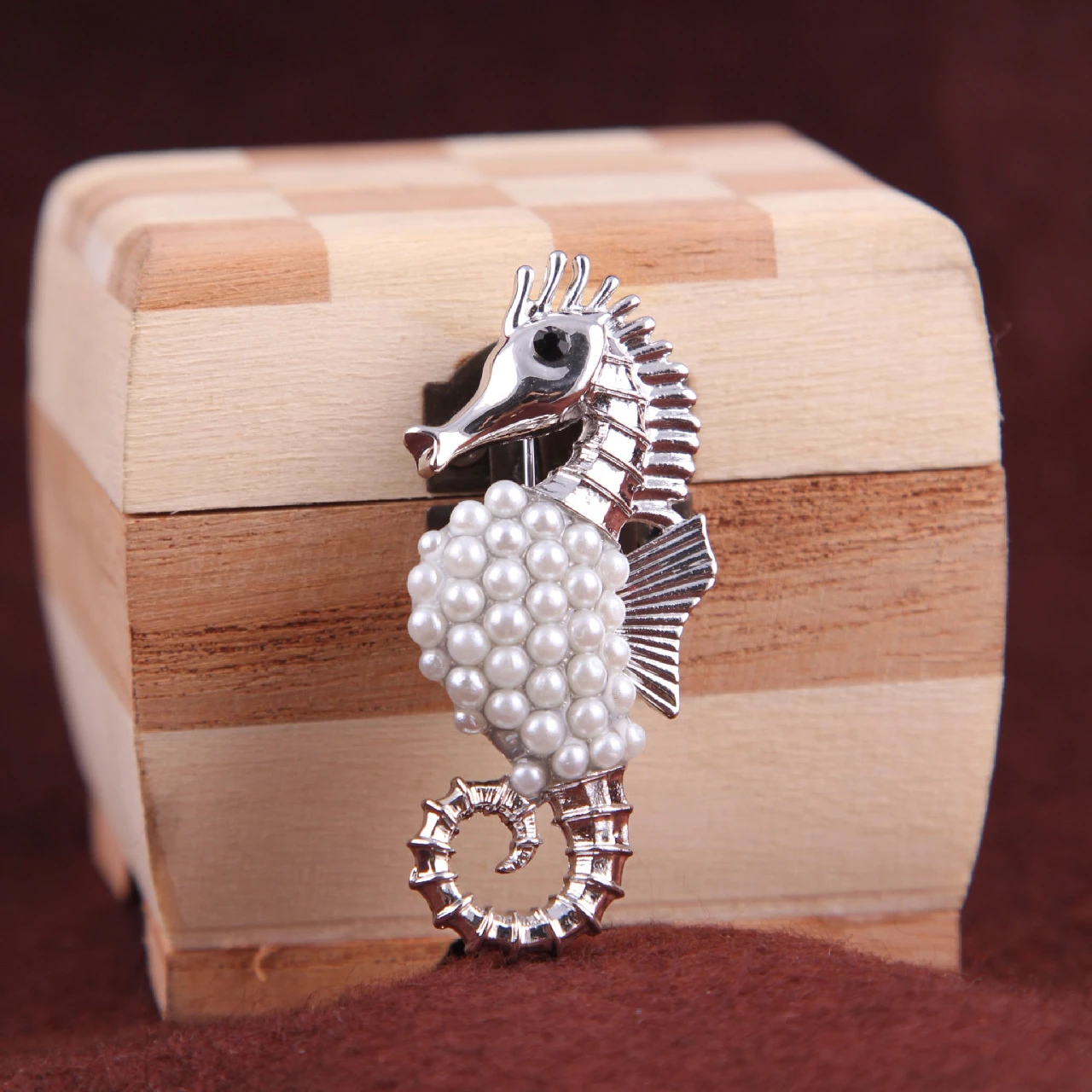 Fashion Animal Pearl Sea Horse Brooch Clothes Silk Scarf Buckle Women\'s Accessories Exquisite Sea Life Badge Brooches