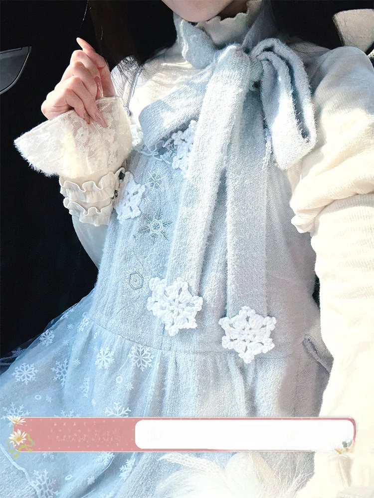 

Вязаное платье Chuan Dai iguang White Lover с декоративным шарфом, зимним дизайном снежинок, асимметричным подолом и двухцветными бретелями