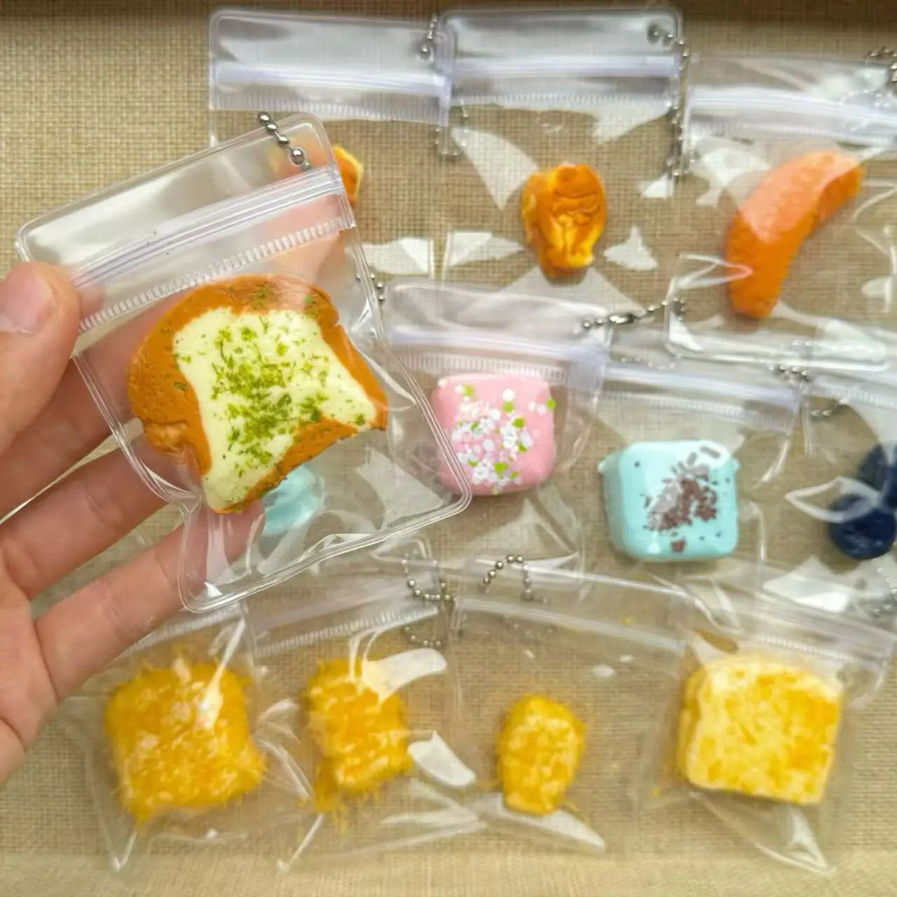 Juguete para apretar pan tostado de simulación blanda, juguete de silicona para aliviar el estrés, Mini descompresión divertida, juguetes antiestrés de rebote lento para adultos