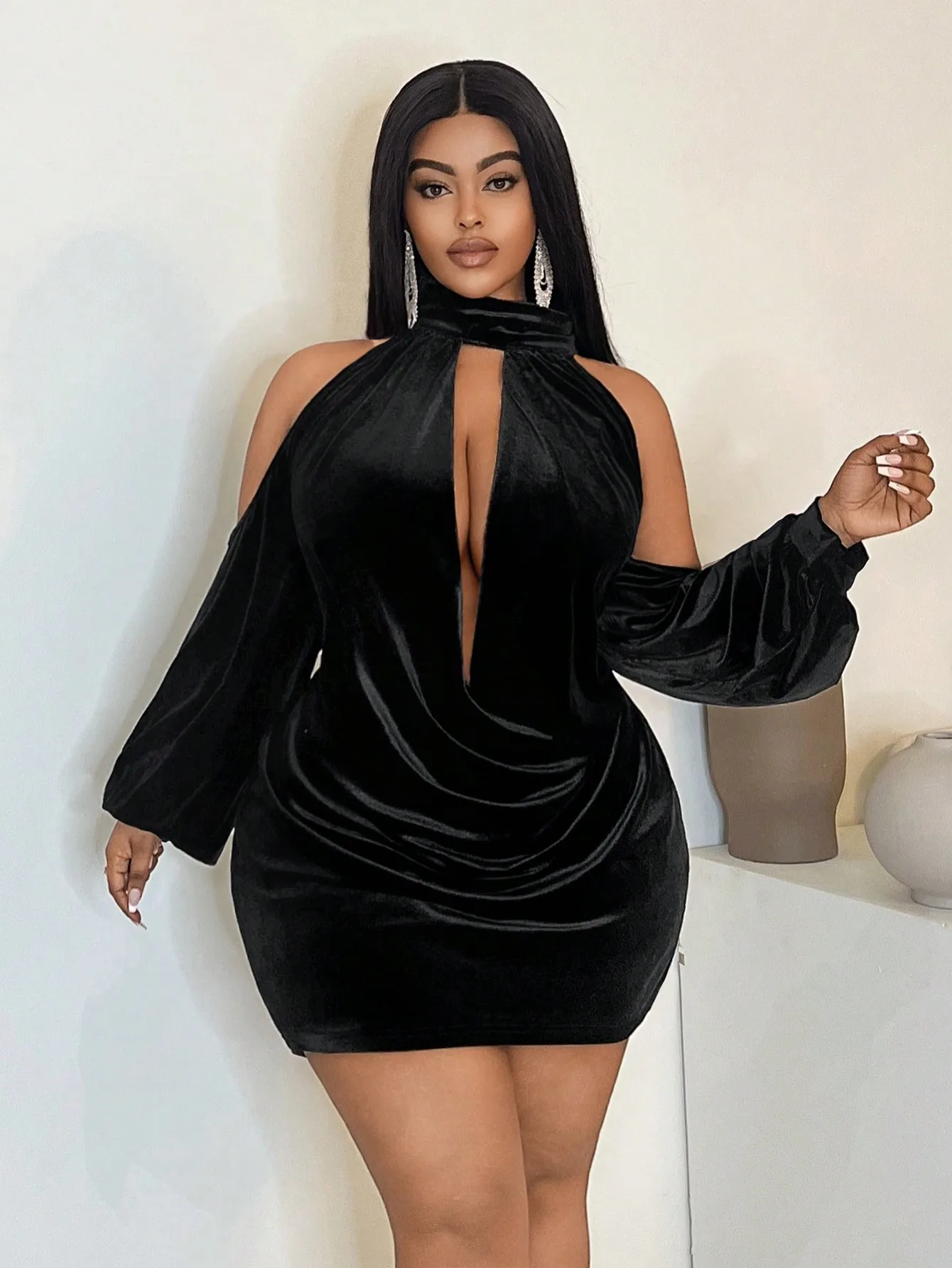 

Черное бархатное мини-платье с глубоким вырезом, открытыми плечами и длинными рукавами