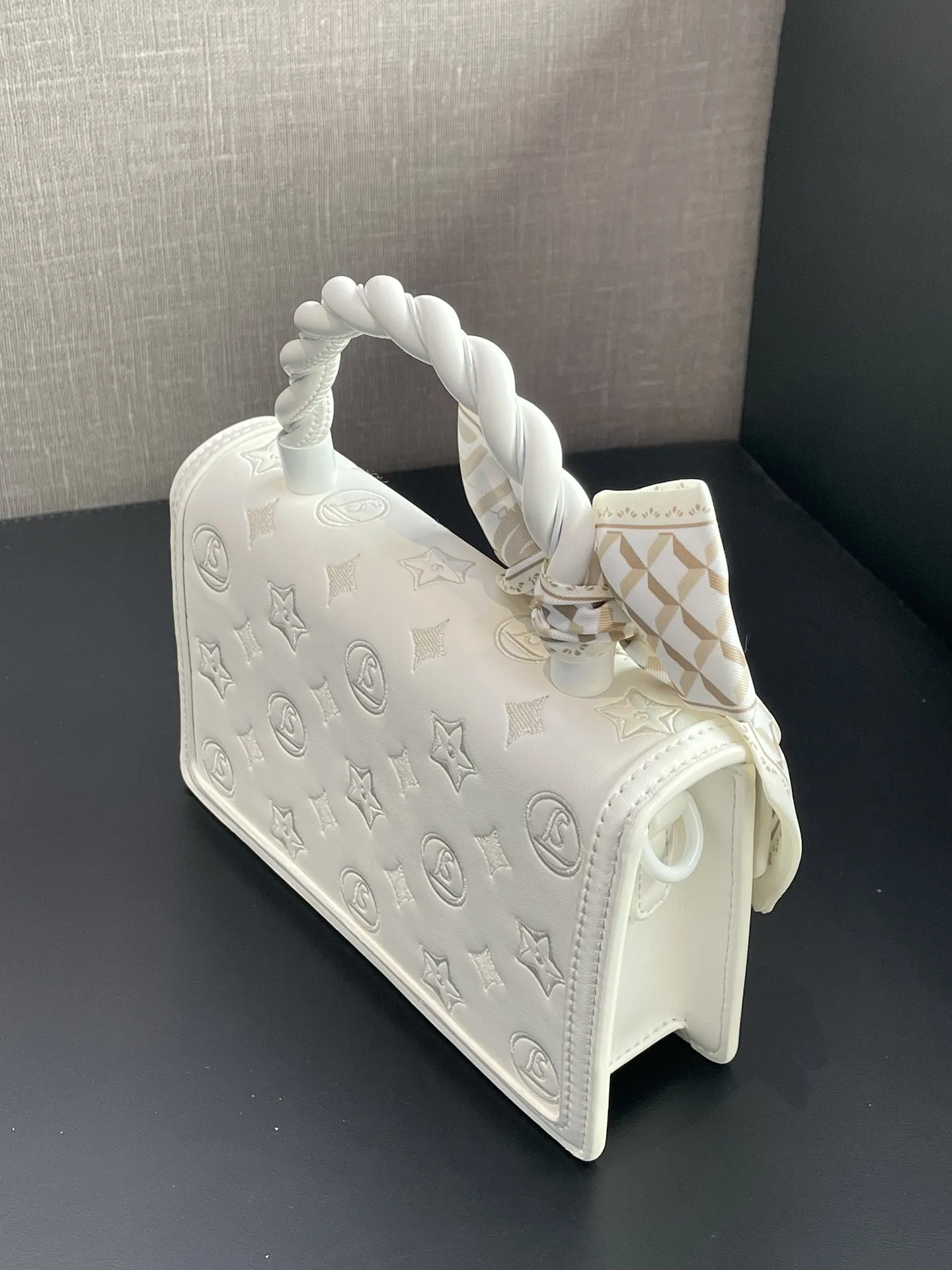 borsa-a-tracolla-da-donna-ricamata-mack-jennifer-in-pelle-morbida-stile-casual-collezione-primavera-2026