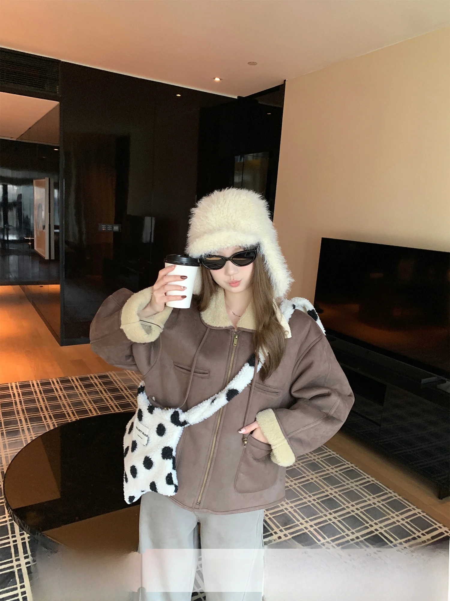 

Корейское женское зимнее пальто из натуральной кожи и меха ягненка с мехом ягненка, качественная текстура, коричневый сахар, ручная буква