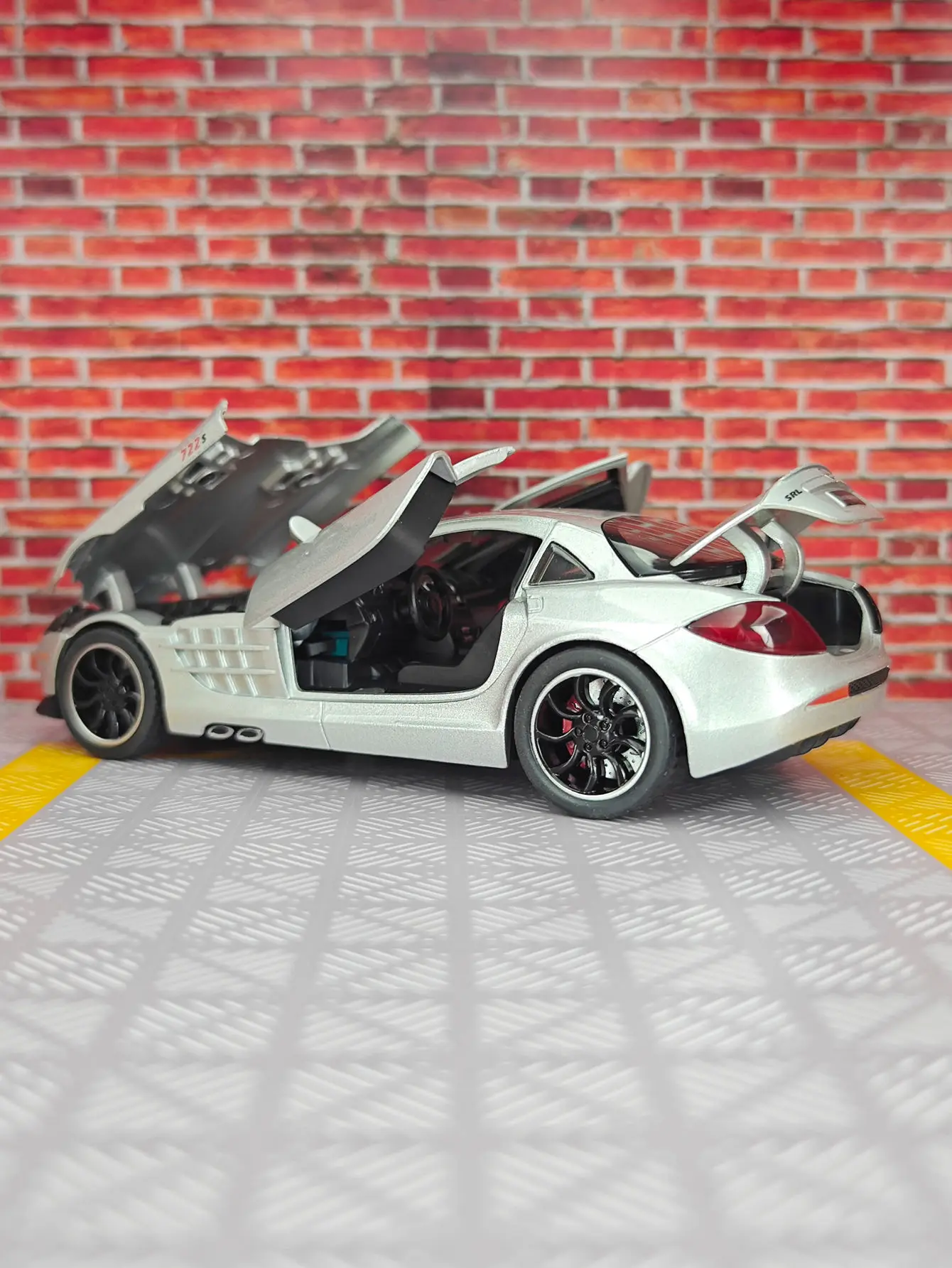 

1:32 зеркальная модель автомобиля из сплава, двери автомобиля, капот и багажник, можно открыть детский игрушечный автомобиль с имитацией звука и функций освещения