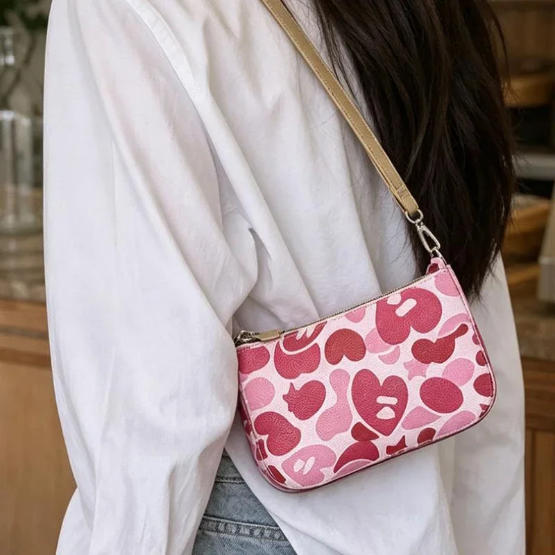 Süße Rosa Herz-Print Camouflage Hobo-Schultertasche, Vielseitige Leichte Damen-Handtasche für den Alltag, Lässige Handtasche für den täglichen Arbeitsweg – Detail 6