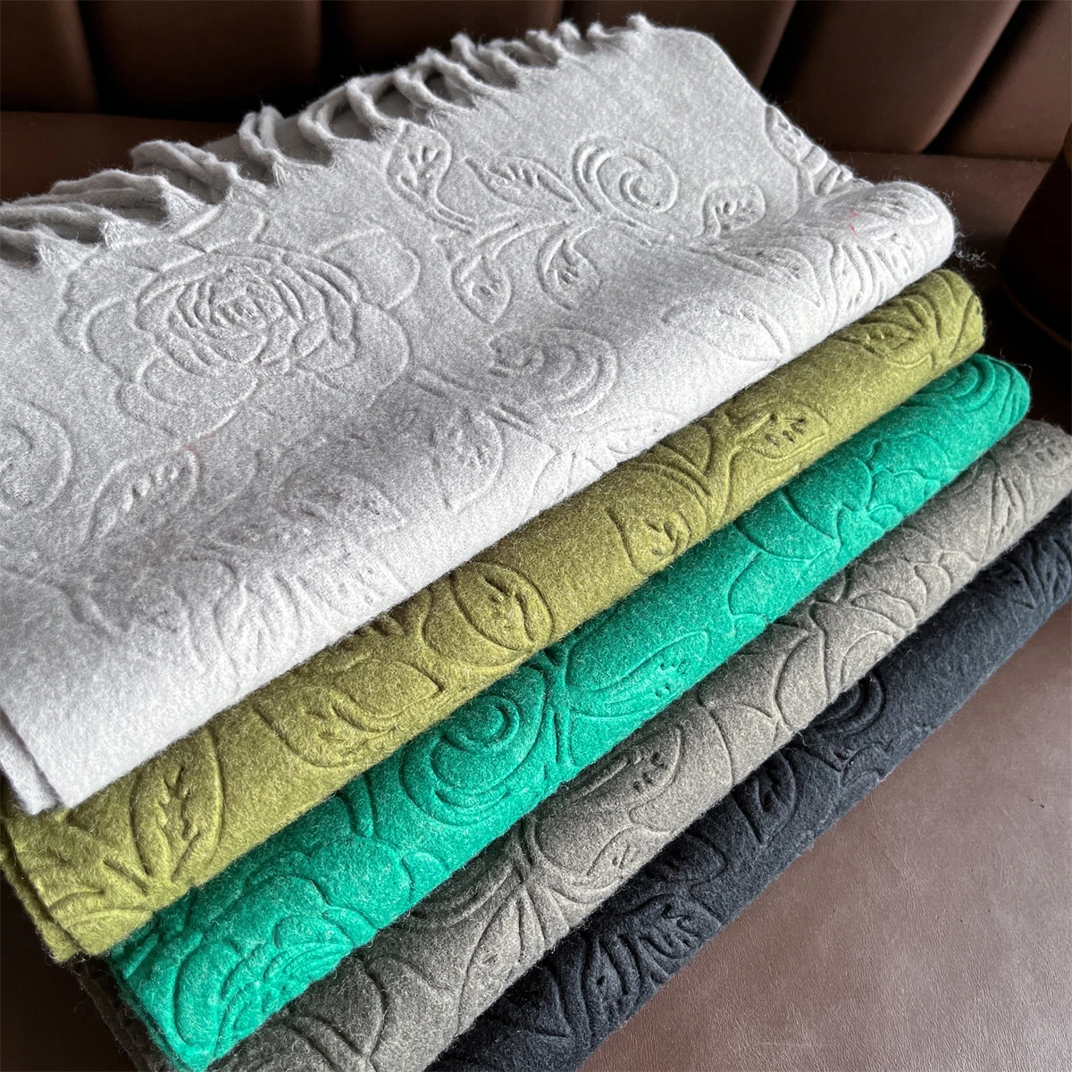 

Кашемировый женский зимний шарф с тиснением розы, теплая массивная шаль, роскошные дизайнерские кисточки, пашмина, буфанда, женская накидка, мужские шарфы