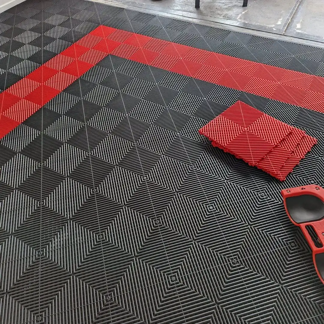 

High Strength Automotive Modular Floor Motorcycle Floor Garage Mat 40x40CM Click Locked Drainage Mat