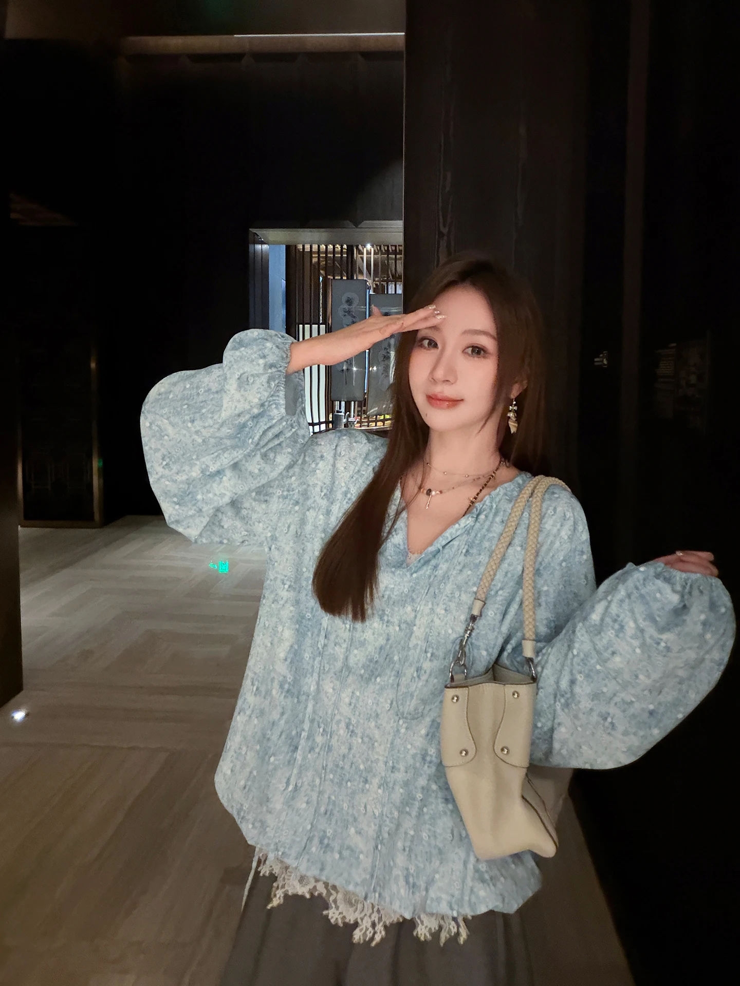

Zhang Sheshi Spring Summer 2026 Pastel Stretch Blue Artistic Print Belted Shirt Korean Style Straight Cut Polyester Long Sleeve