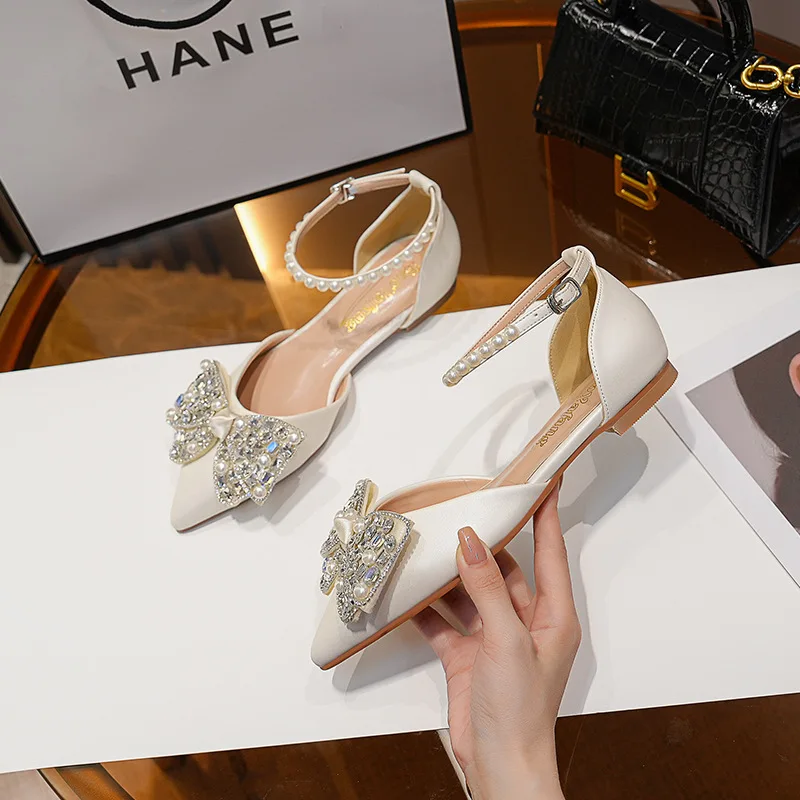 

Новые женские туфли на плоской подошве с острыми стразами и жемчужной пряжкой с полым ремешком в одно слово