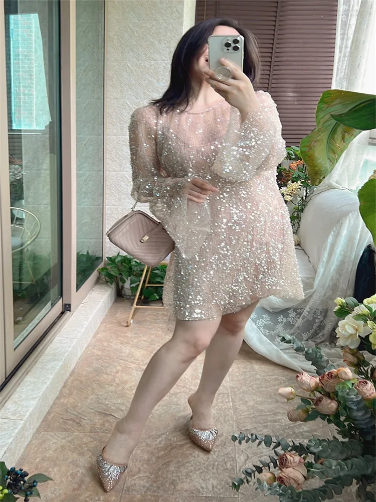 Fairy โปร่งใส Sequins Nude หลวมชุดสั้นฤดูร้อนใหม่ผู้หญิง SHEER ประกาย O คอยาว Flare Sleeve ชุดมินิลําลอง