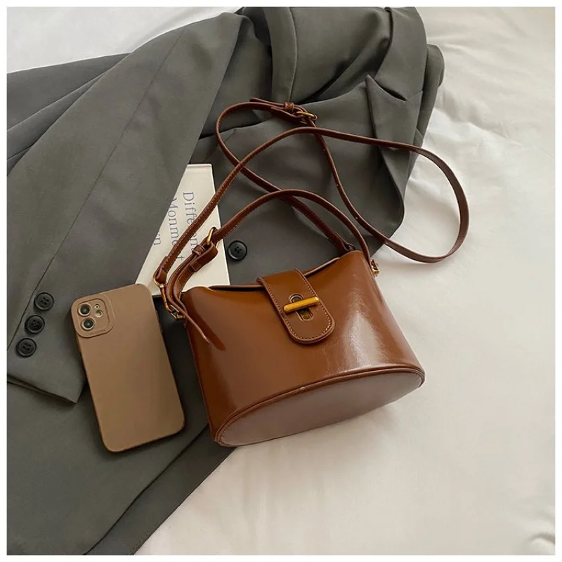 حقيبة كروس ذات سعة كبيرة وبسيطة للنساء حقيبة كتف واسعة وخفيفة الوزن للعمل والسفر #6