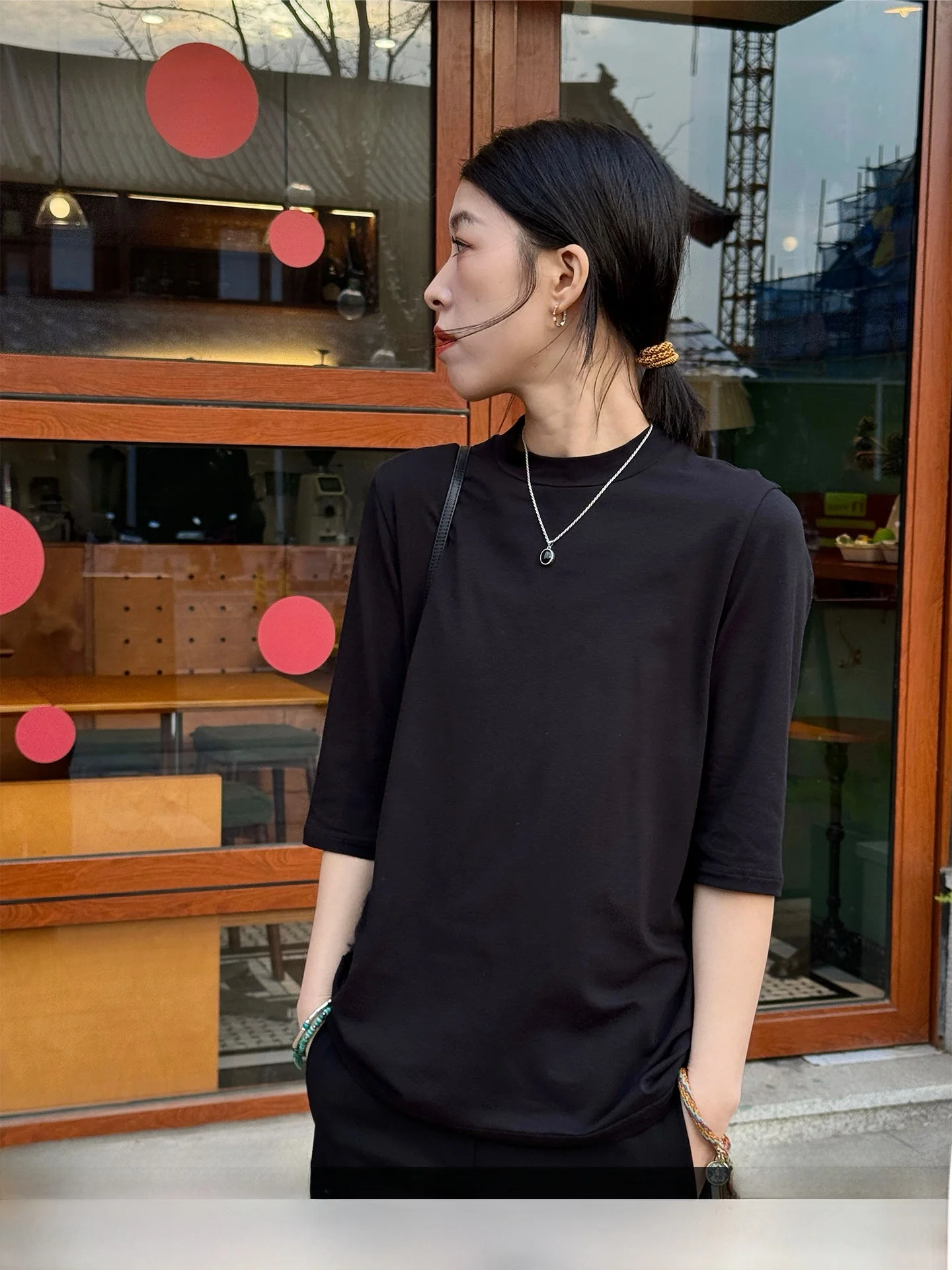 

Черная женская футболка из модала с круглым вырезом и рукавом до локтя, летняя новинка, повседневный свободный крой, однотонная, дышащая, базовая модель