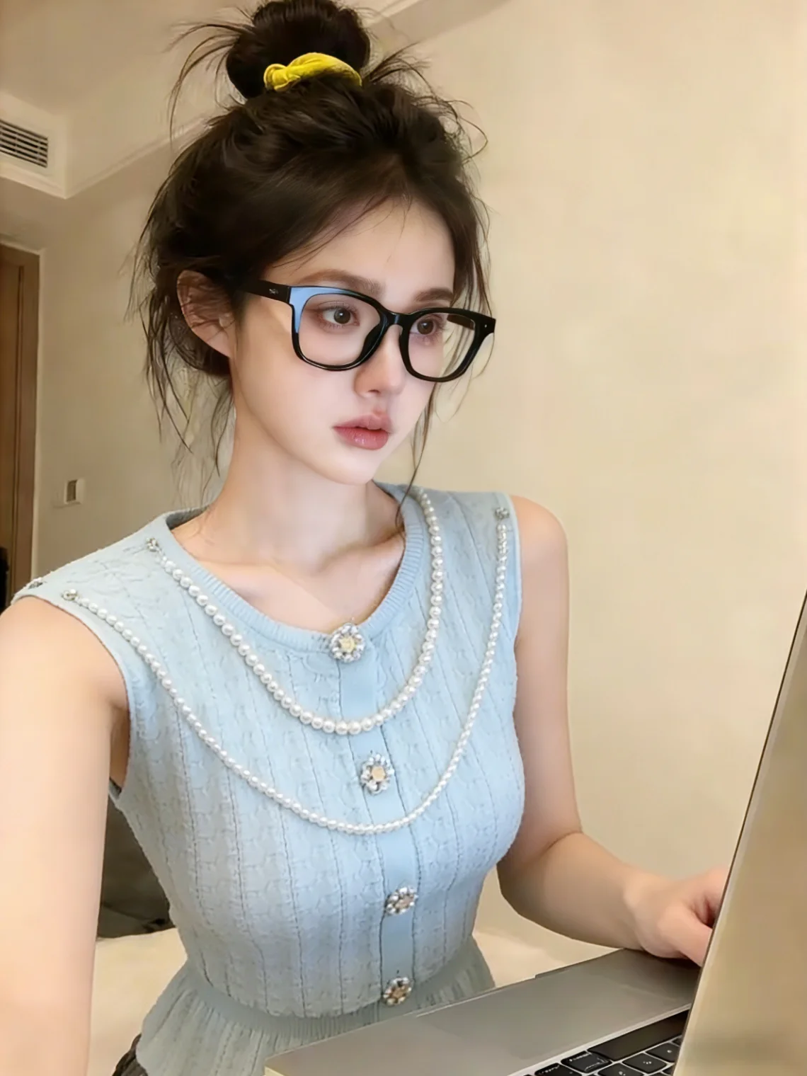 

Summer New Style Women's Knitted Pearl Chain Vest Sleeveless Self-Keeping High-End Sweet Outerwear Top Korean Version Slim Fit