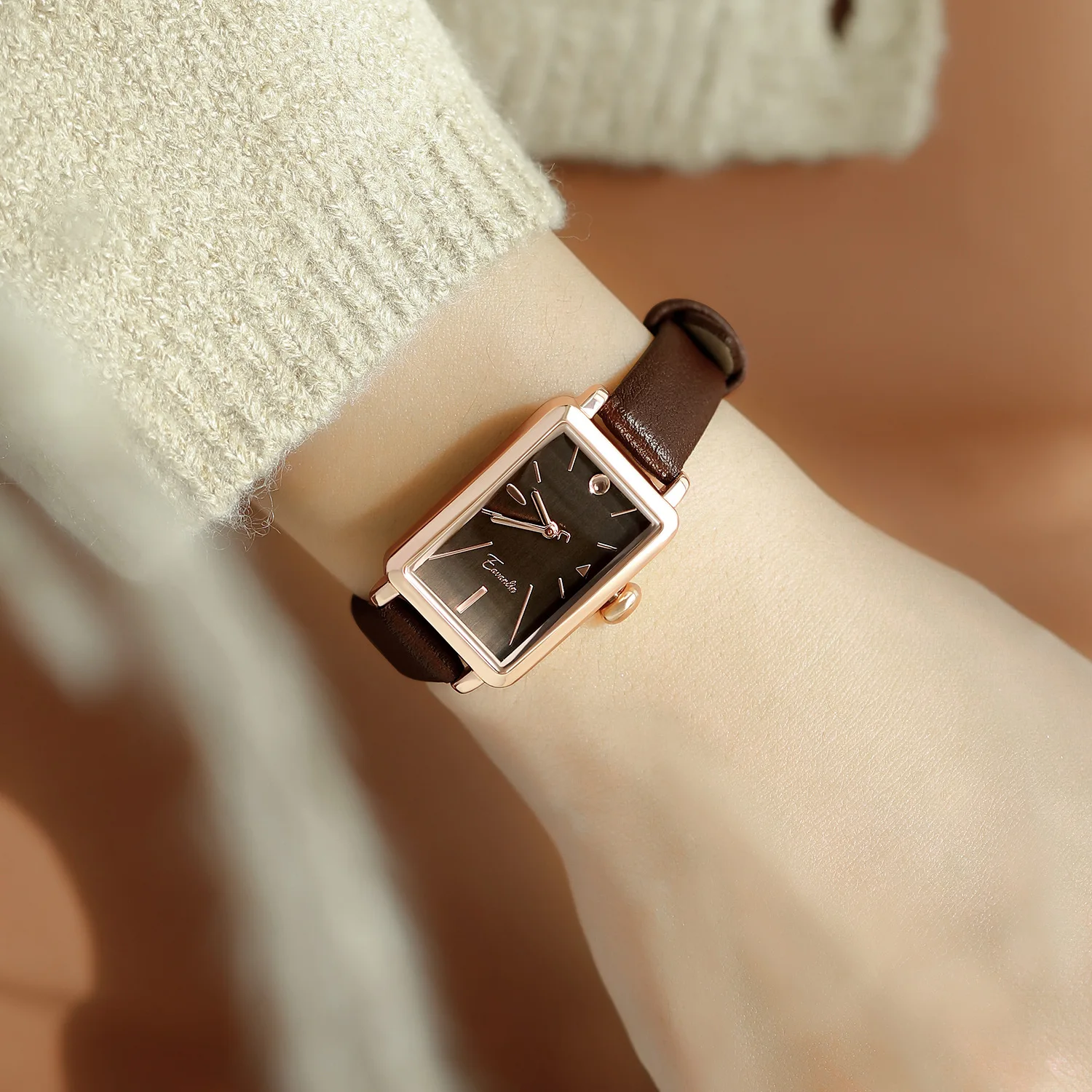 

New Women'S Gift Small Square WatchRetro And SimpleElegant Square Wristwatch Light Luxury New Women'S WatchTrendy Women'S Watch.