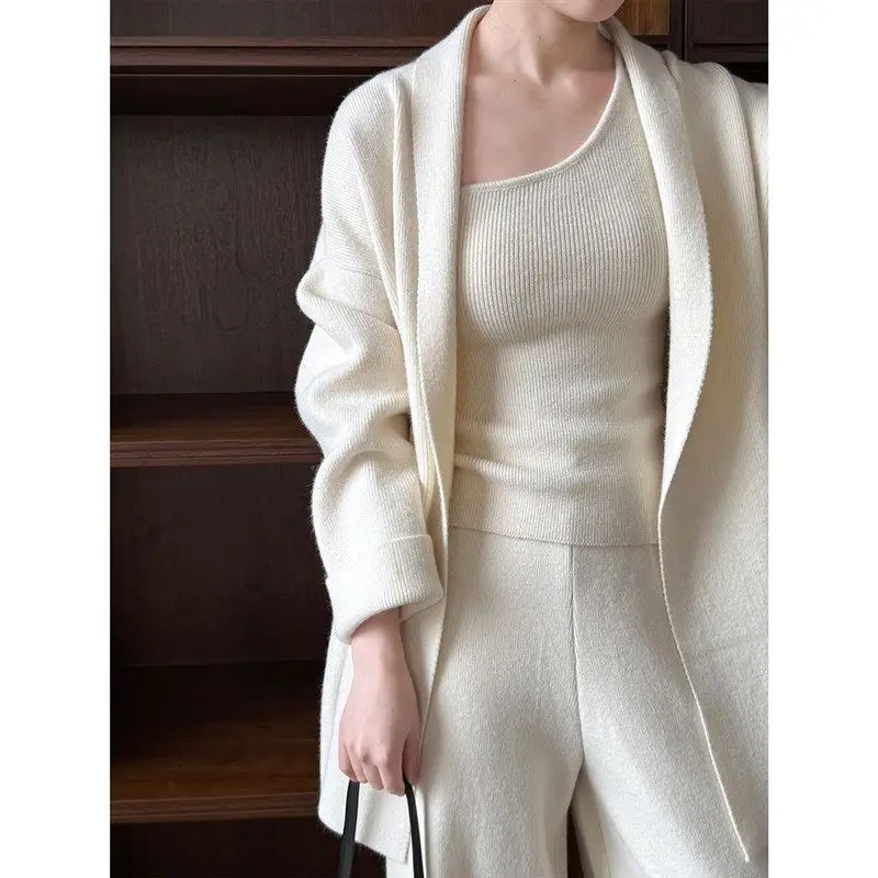 مجموعة سترة محبوكة فرنسية جديدة وبسيطة وراقية لخريف 2025 تتميز بثلاث أنماط جديدة: سترة وسترة و