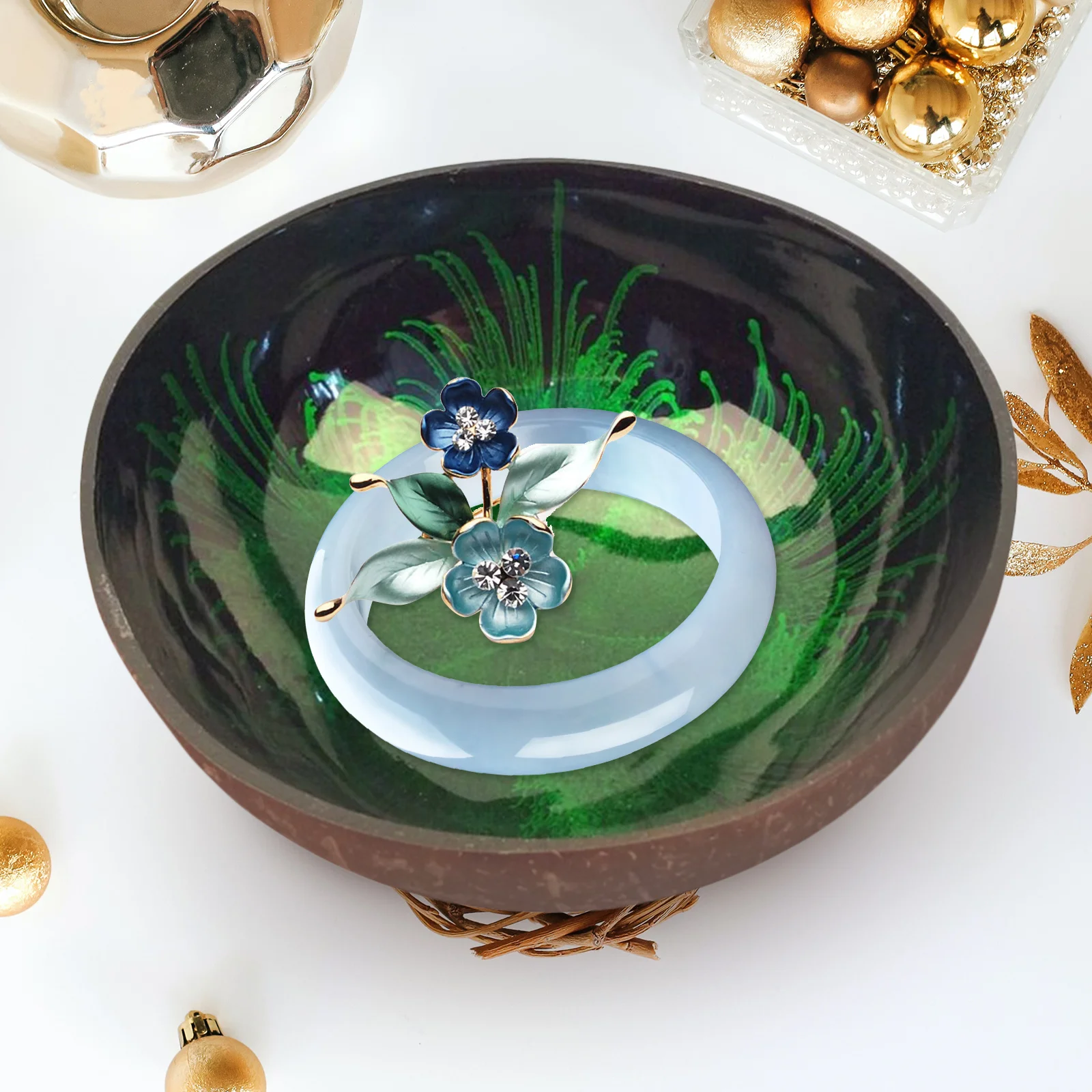 

Creative Natural Coconut Shell Bowl Unique Candy Container Stylish Nuts Holder Eco-Friendly Decor Storage Bowl