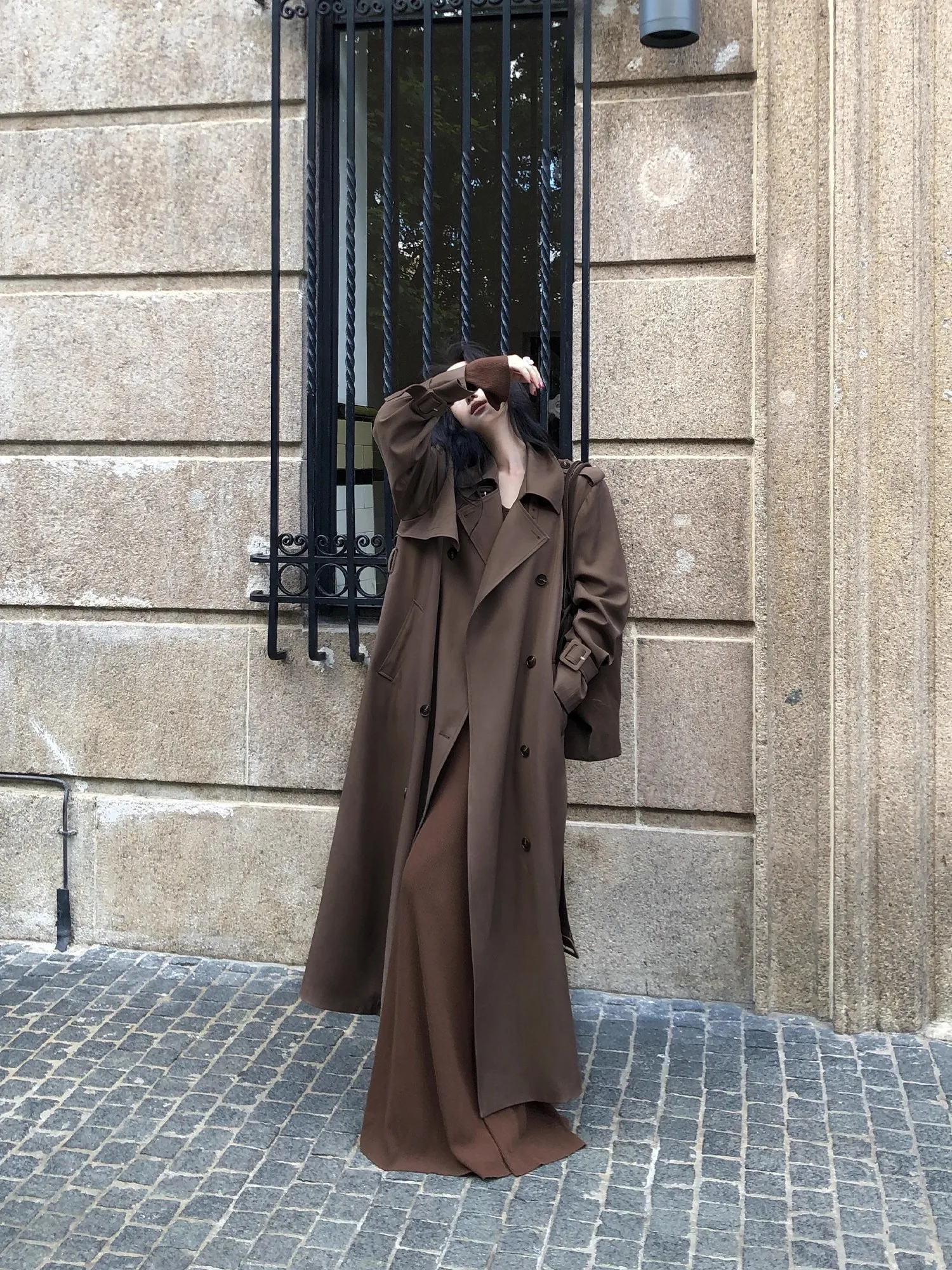 Lautaro Primavera Autunno Lungo Flowy Caffè Trench per Le Donne Cintura Doppio Petto Allentato Cappotto Casuale Abiti Coreani 2025