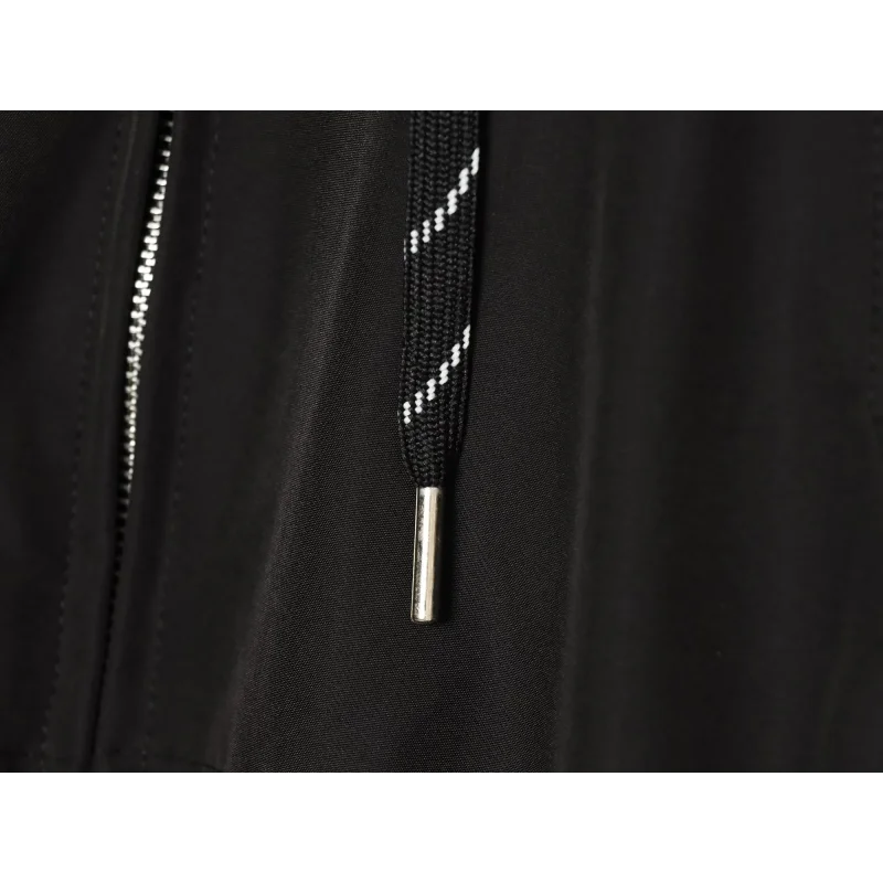 Neue wasserabweisende, wattierte Damenjacke mit Stehkragen, Kordelzug am Saum, Reißverschluss, losen langen Ärmeln, Taschen und kurzem Schnitt aus Baumwolle. – Detail 20