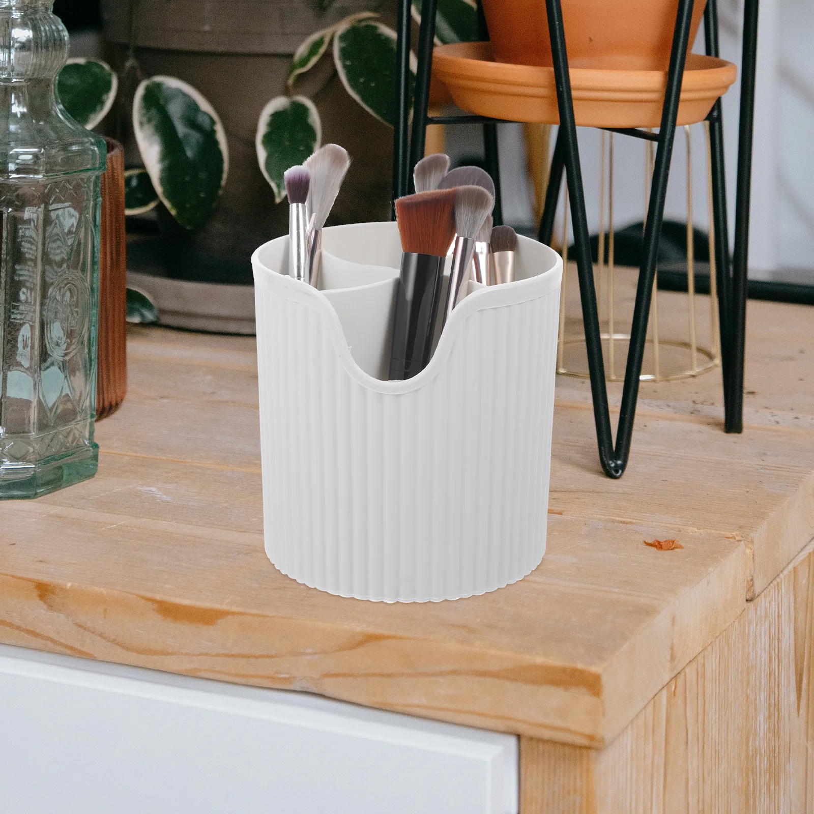 メイクブラシホルダーオーガナイザー プレミアムプラスチックデスクトップペンホルダー メイク収納容器 アイライナー口紅オーガナイザー バニティ