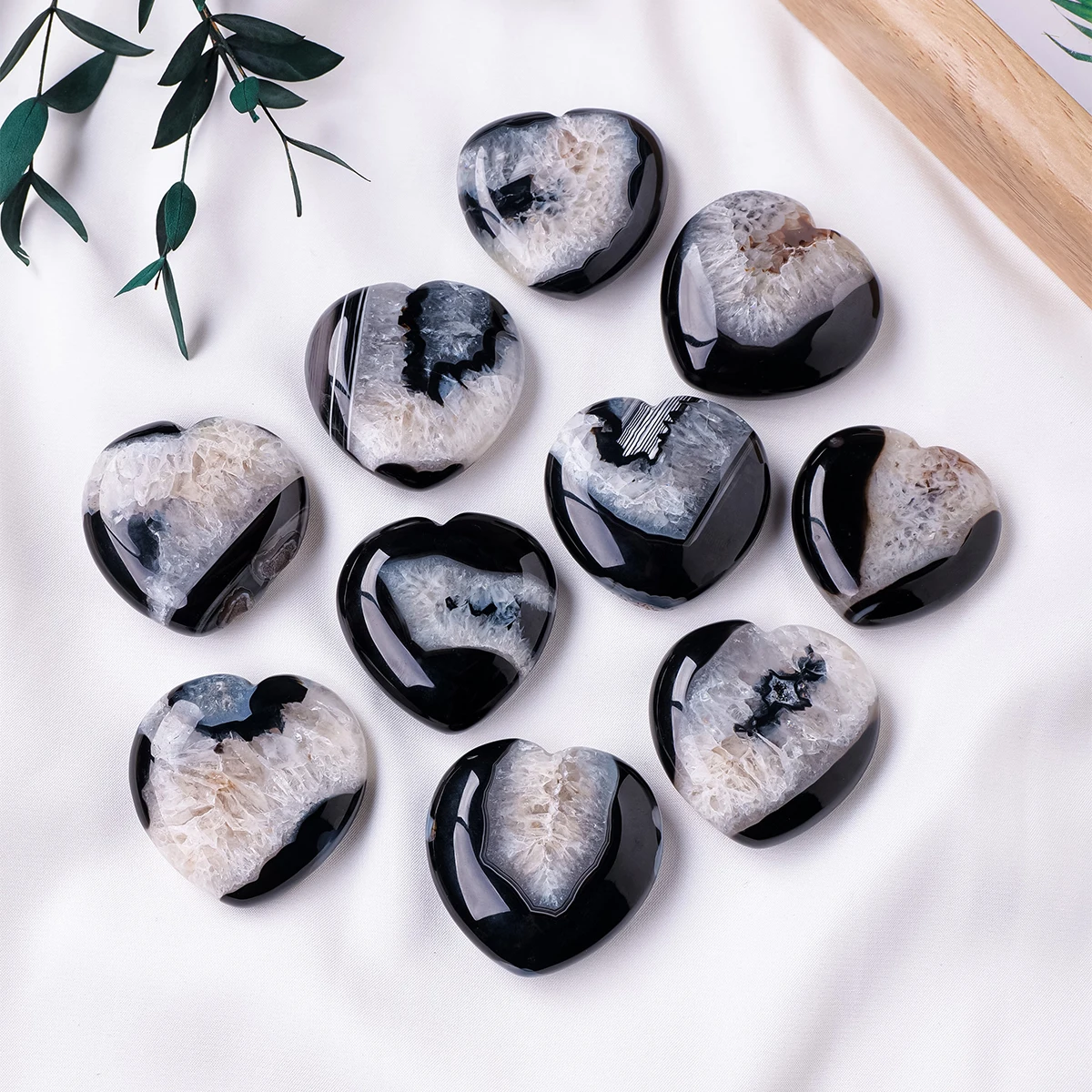 1pc Natural Crystal Black Agate Crystal Cave Love Palm Stone Crystal Raw Stone Polished Palm Stone Crystal Craft Decoration