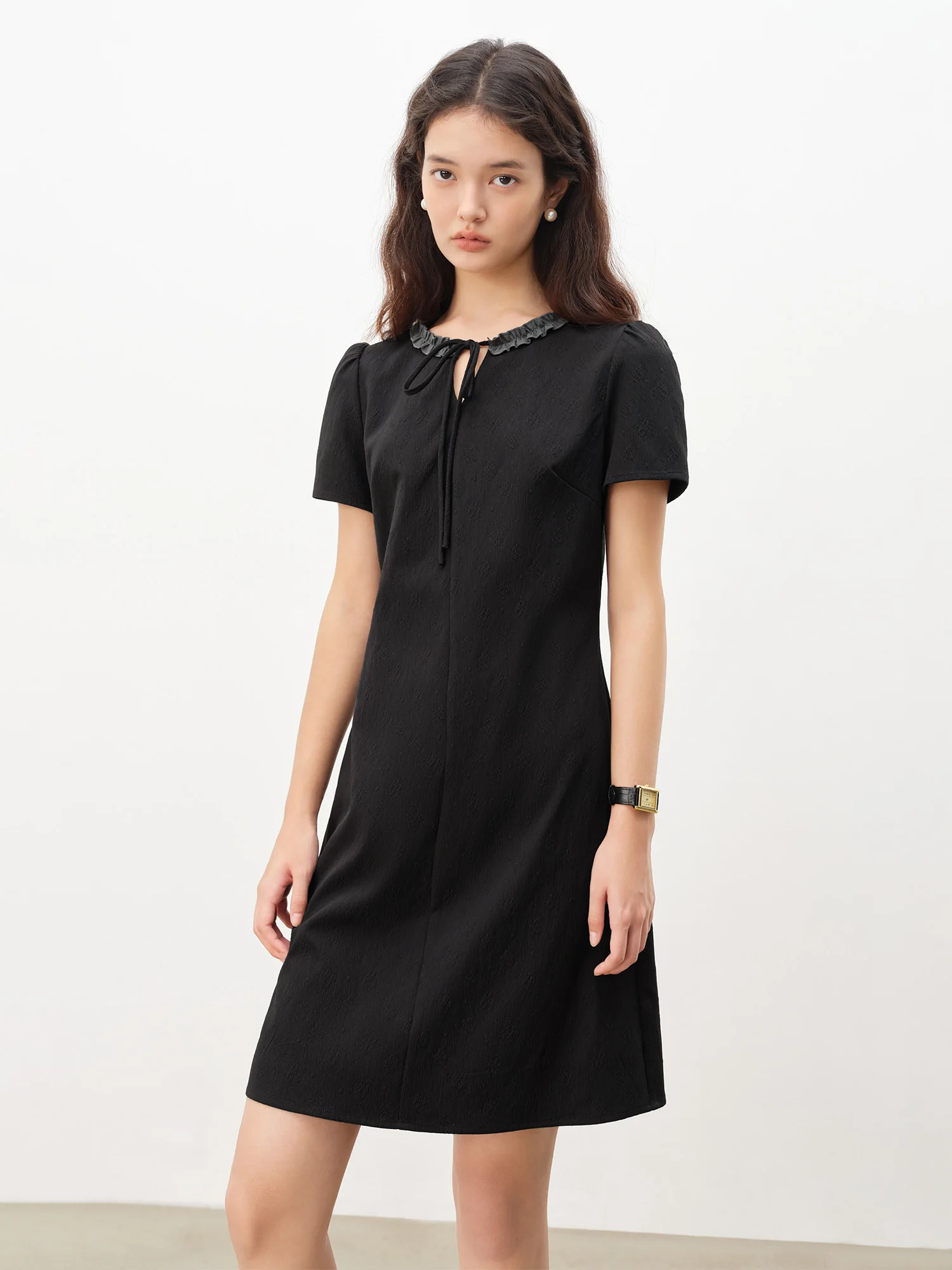 ZIQIAO 2025 Vestido feminino de verão pequeno e alongado em cascata – gola em camadas e chiffon leve para elegância sem esforço