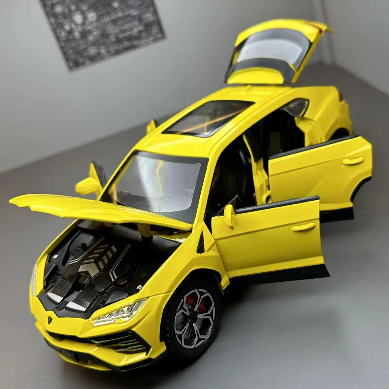 

1:24 Scale Lambors URUS Alloy Model Car SUV Vehicle Diecast Toy Metal Collection Simulation Sound ＆ Light Toy Car For Children