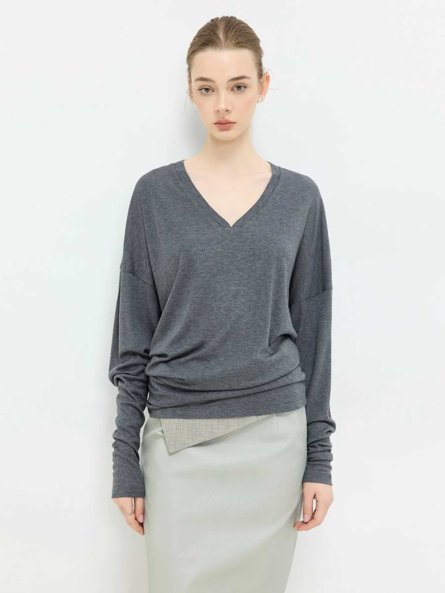 

LUR Women's Soft Draping V-neck T-shirt Pure Color Asymmetrical Hem Lazy Style Versatile Inner Wear Casual Loose Fit Long Sleeve