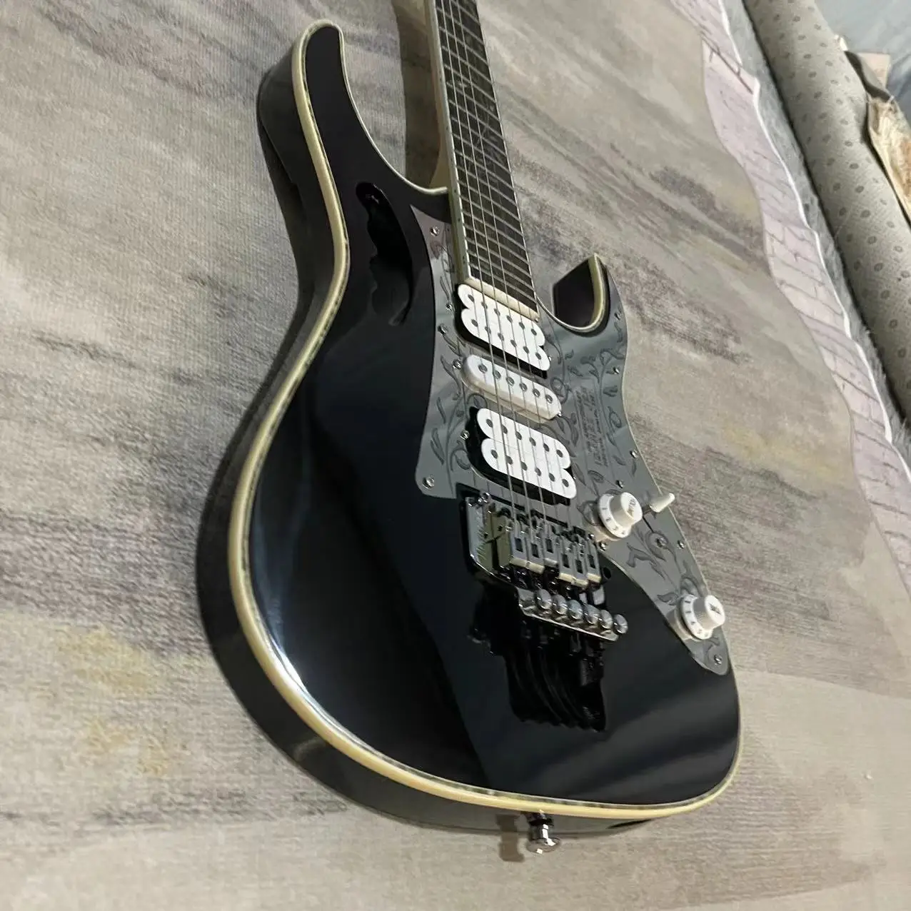 In stock, 6-chord electric guitar, black body, metal protective plate, with real shipping pictures. Order and ship immediately