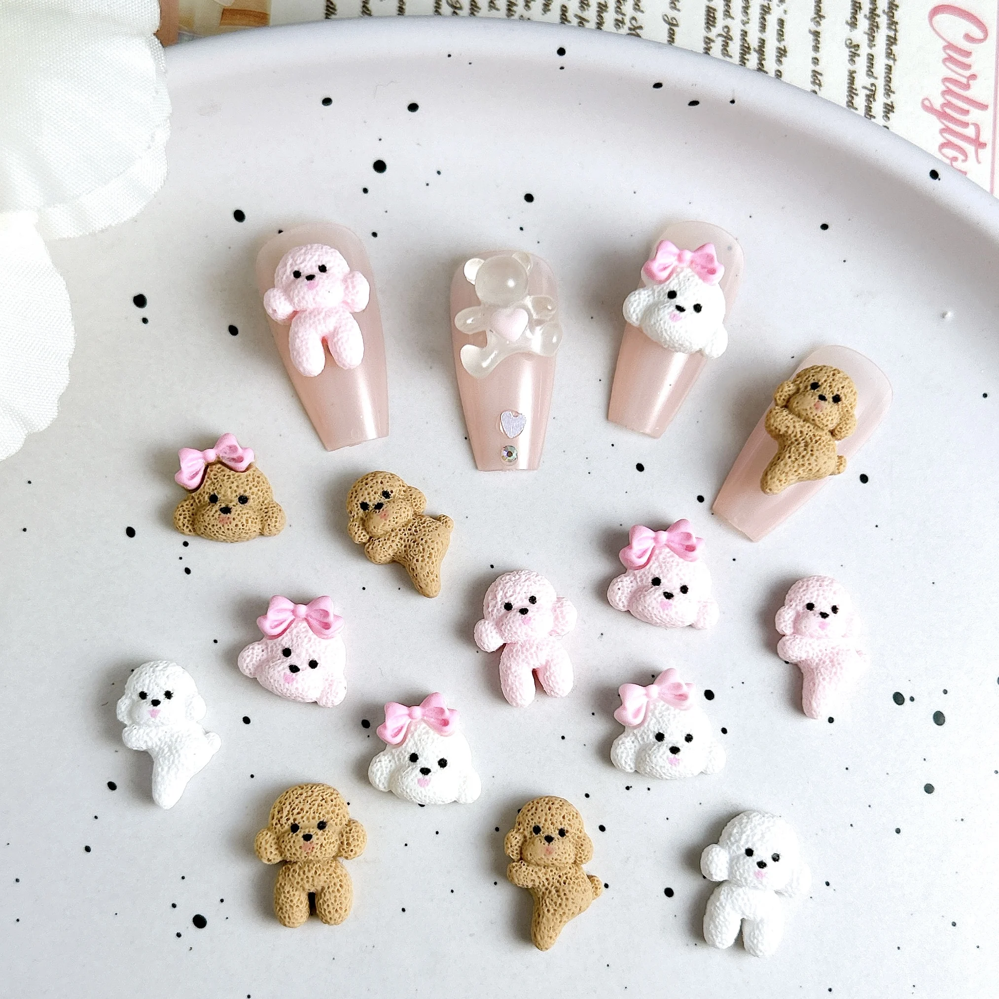 20PCS Entzückende Kreative Bogen Hunde Nail art Dekorationen 3D Tricolor Kleine Welpen Nagel Charms Zubehör für DIY Maniküre Handwerk