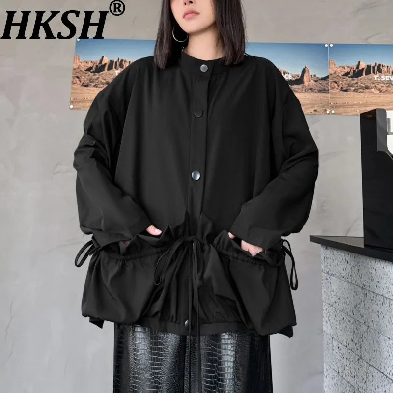 

HKSH Spring Autumn New Women Jacket Stand Collar Single Breasted Drawstring Large Pocket Solid Color Elegant Casual Coat HK13289