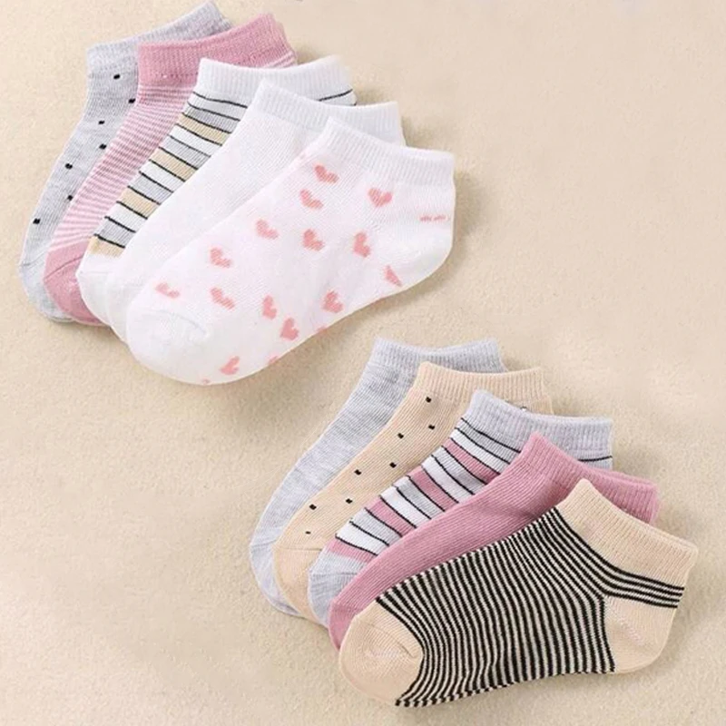10 Paar bunte Knöchelsocken für Kinder – weiche und bequeme Socken für Jungen und Mädchen, mit Streifen- und Herzmustern. – Detail 2