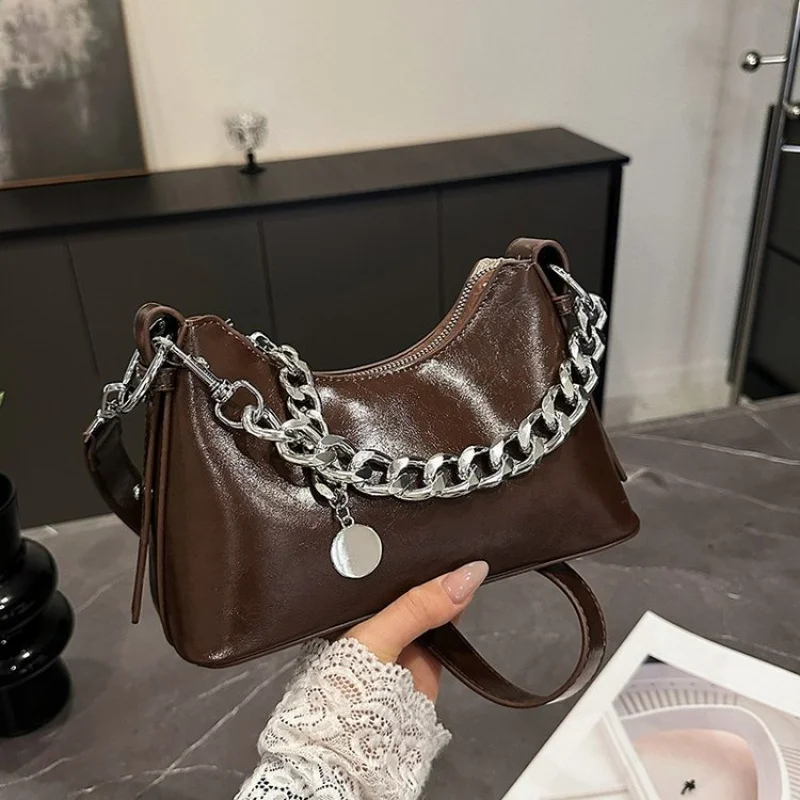 

Высококачественная женская сумка через плечо с модными деталями дизайна и просторным интерьером для офисных нарядов ​