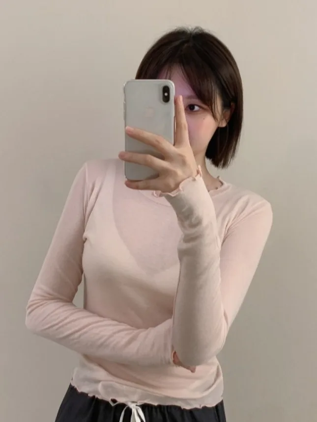 スリムフィット長袖ニットTシャツ レディース シックな秋の木目調エッジデザイン 通気性のあるベースレイヤー マイクロ透け感トップ