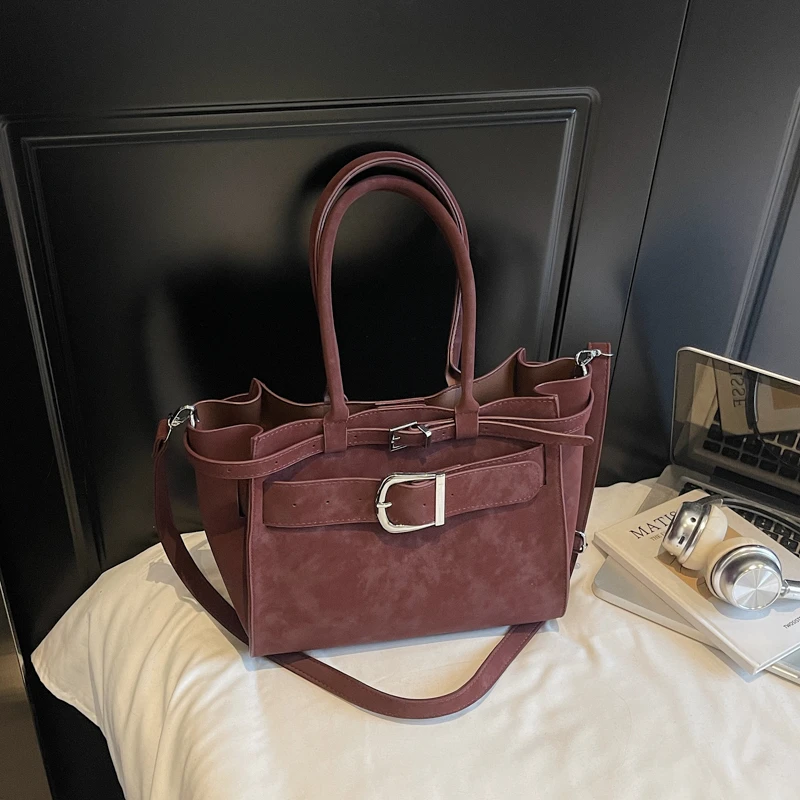 

Осень-зима 2022, новый стиль, стильный дизайн, квадратные сумки на плечо и через плечо из искусственной замши, универсальные женские сумки с однотонной застежкой