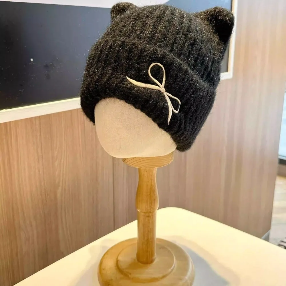 Einfache, einfarbige Mütze mit Katzenohren, winddicht, wärmend, aus gestrickter Wolle, verdickte, vielseitig kombinierbare Strickmütze für Mädchen. – Detail 12