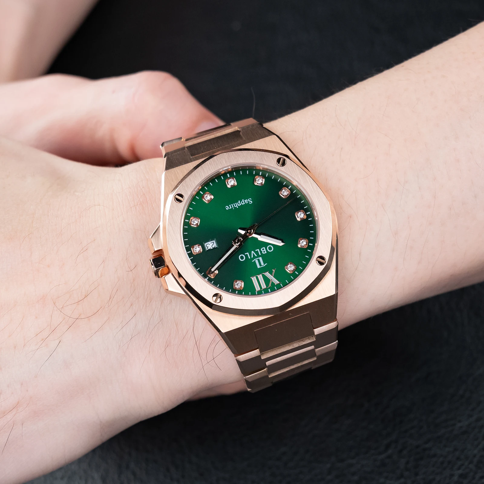 ساعة كوارتز أنيقة للرجال من OBLVLO بسوار بمينا ذهبي وردي وأخضر مع إطار تاريخ أنيق، ساعات عمل للرجال، AWS