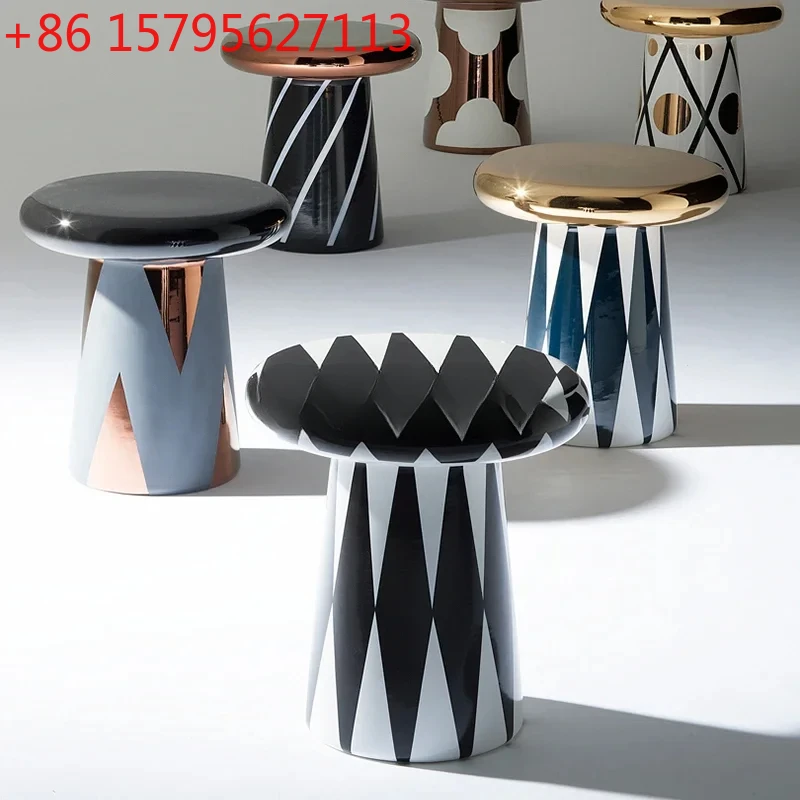 

Маленький приставной столик, табурет из стекловолокна, круглый журнальный столик в скандинавском современном минималистском стиле, керамика с гальваническим покрытием.