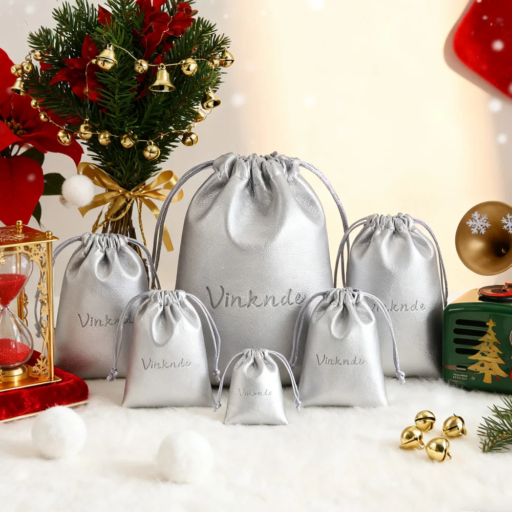 

100 шт., серебряная искусственная кожа, ювелирная сумка на шнурке, кольца, серьги-гвоздики, браслет, кулон, органайзер, дисплей для хранения, индивидуальный логотип, оптом