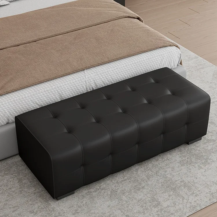 مقعد تغيير الأحذية الجلدية الإيطالية البسيطة بجانب السرير ومرحاض ومتجر الملابس وغرفة المعيشة المصممة