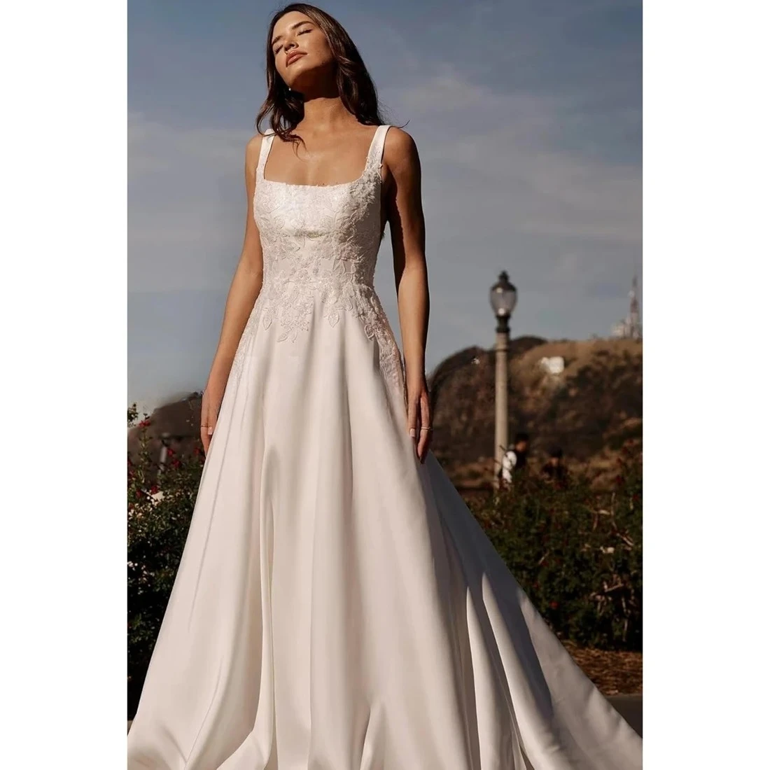 신부를 위한 새틴 웨딩 드레스 아플리케 A라인 스퀘어 넥 섹시한 백리스 브라이덜 가운 트레인 포함 맞춤 제작