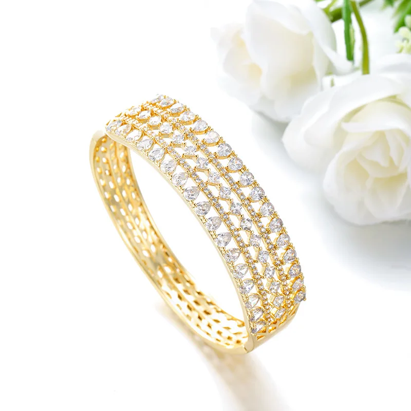 سوار من سبائك النحاس على الطراز الأوروبي والأمريكي مطلي بالذهب عيار 14 قيراط، مرصع بالزركون - بسيط وعصري وجريء وفريد من نوعه