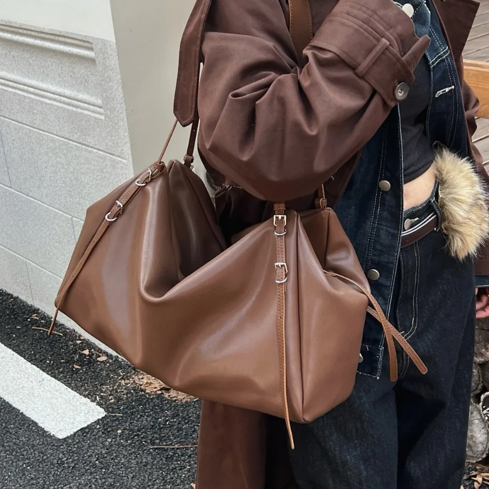 2026 New Handbag Fashionable Atmosphere Messenger Women's bag Unique Versatile Large Capacity Commuter Fashion Retro Practical