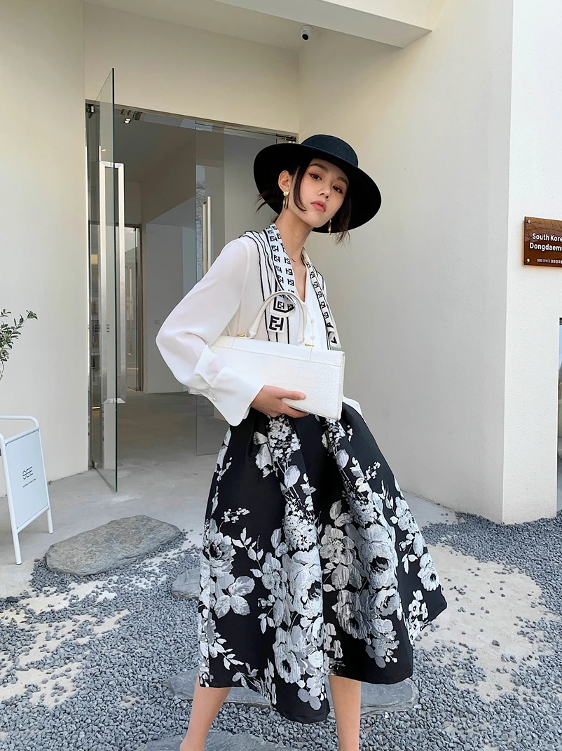 

Spring and Autumn New Women's Half Length Skirt, Retro A-line Edition Black Fashionable Elegant Pleated Long Skirt