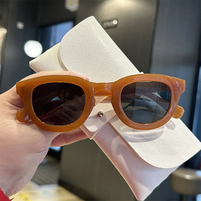 

Classic Rivet Vintage Brand Designer Sunglasses Women For Men Fashion Popular Luxury Sun Glasses Punk Outdoor Driving Eyewear