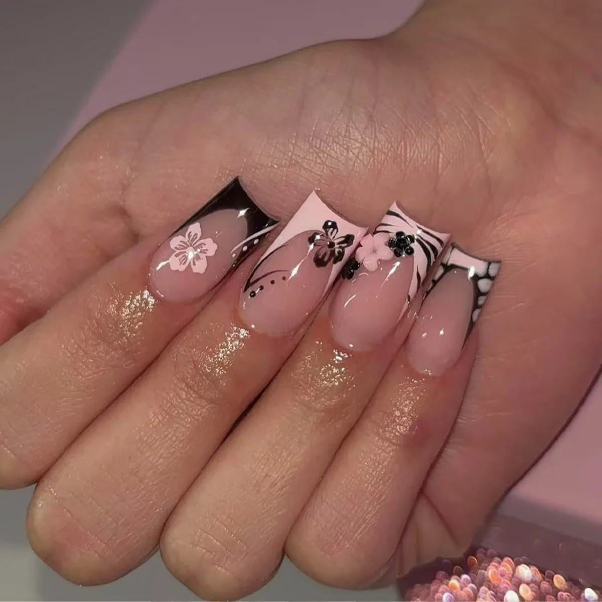 24 Stuks Blush Roze Pers Op Nagels Wit Franse Stijl Korte Vierkante Valse Nagel Tips Camellia Bloem Ontwerp Zoete Coole Nep Nagel Tips