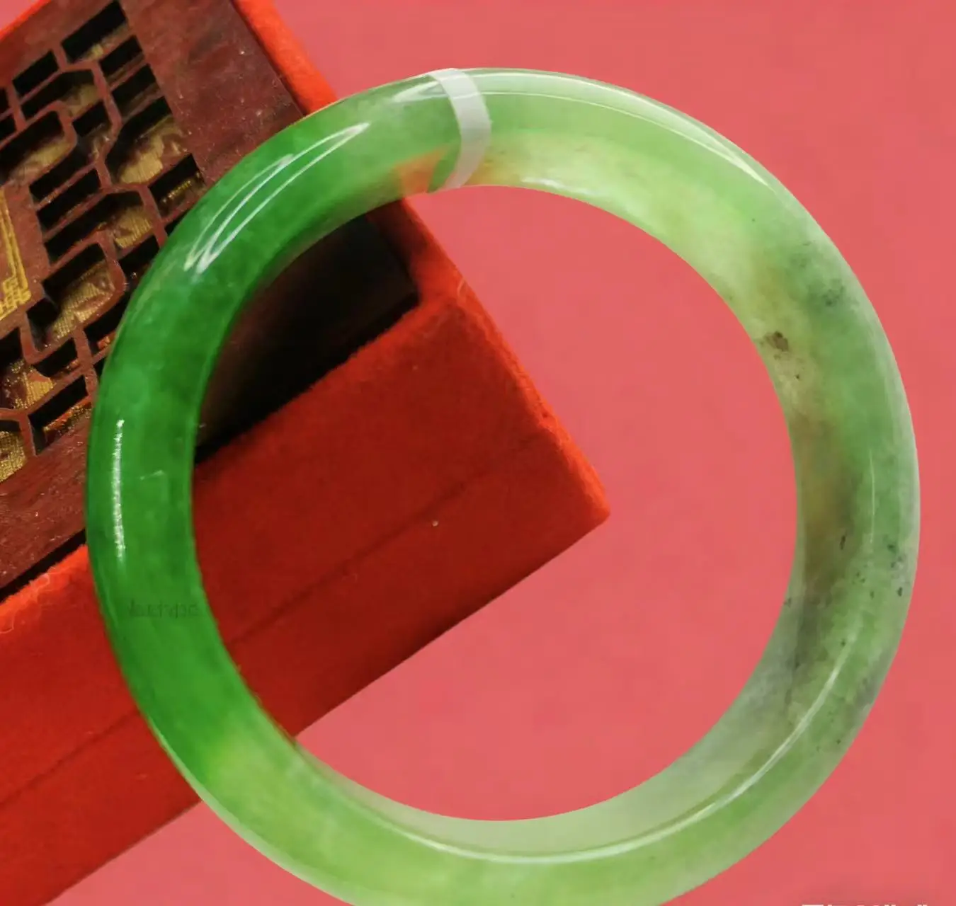 

Один на одной настоящей стрельбе из зеленого нефритового браслета диаметром 58,7 мм.