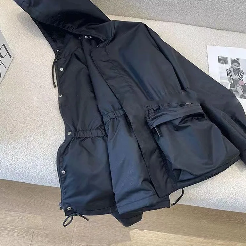 Giacca Anorak nera da donna 2025 - Giacca a vento sottile stile coreano, cappotto autunnale chic con coulisse e cappuccio