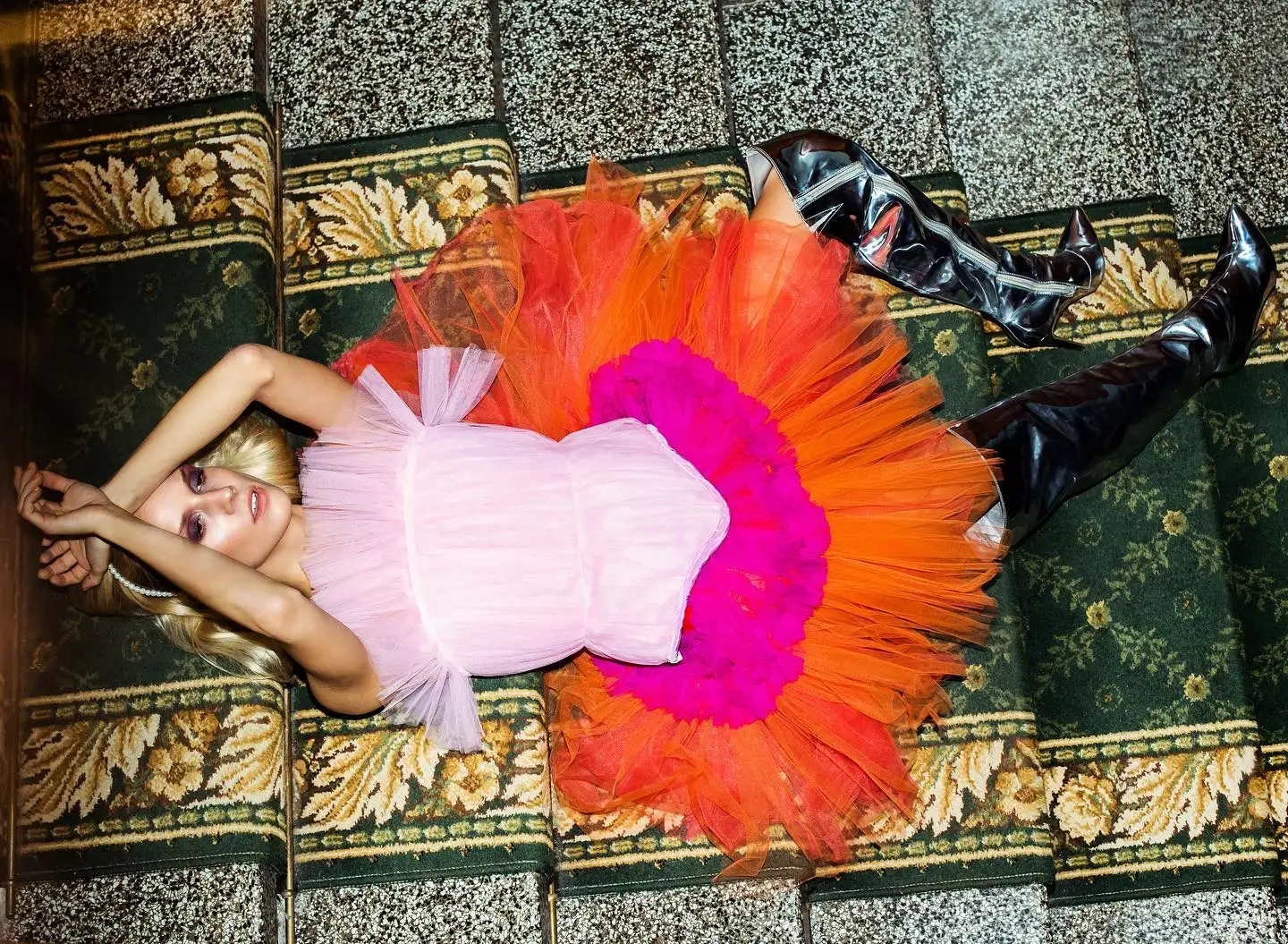 فستان عيد ميلاد جميل متعدد الألوان للفتيات بدون حمالات عالي ومنخفض مكشكش من التول فستان نسائي قصير للتاريخ فساتين حفلات قصيرة