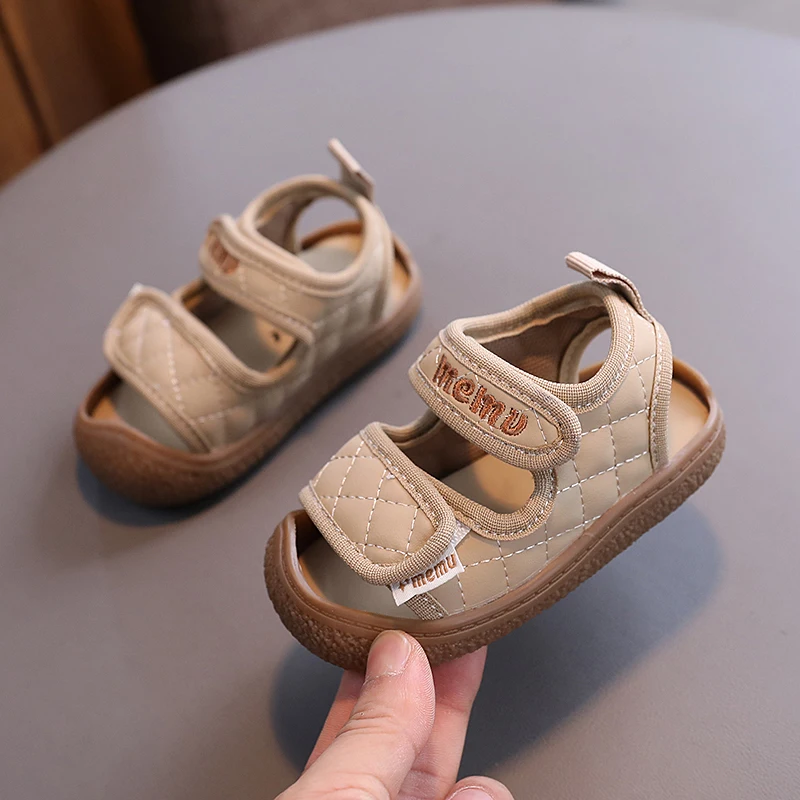 Zapatos de playa baotou para niños pequeños, calzado antideslizante de fondo suave, protección para los dedos del pie, sanda, novedad de verano, 2024